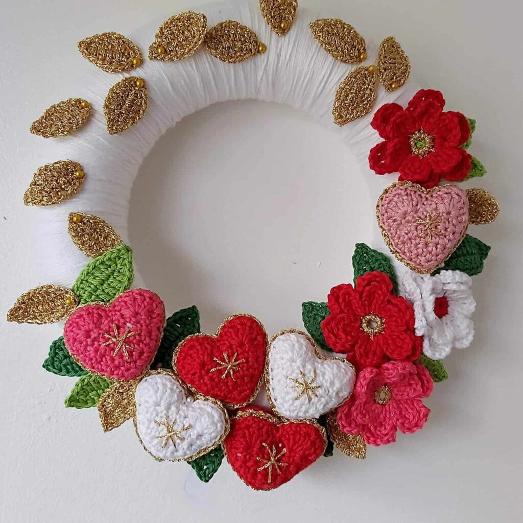 Crochet Christmas Wreath With Flowers And Hearts Free Pattern Annie 