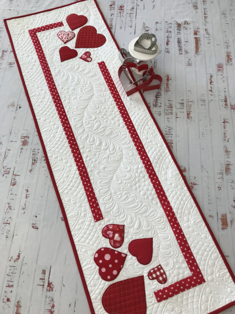 Free Valentine Quilted Table Runner Patterns Three Heart Wreath Blocks 